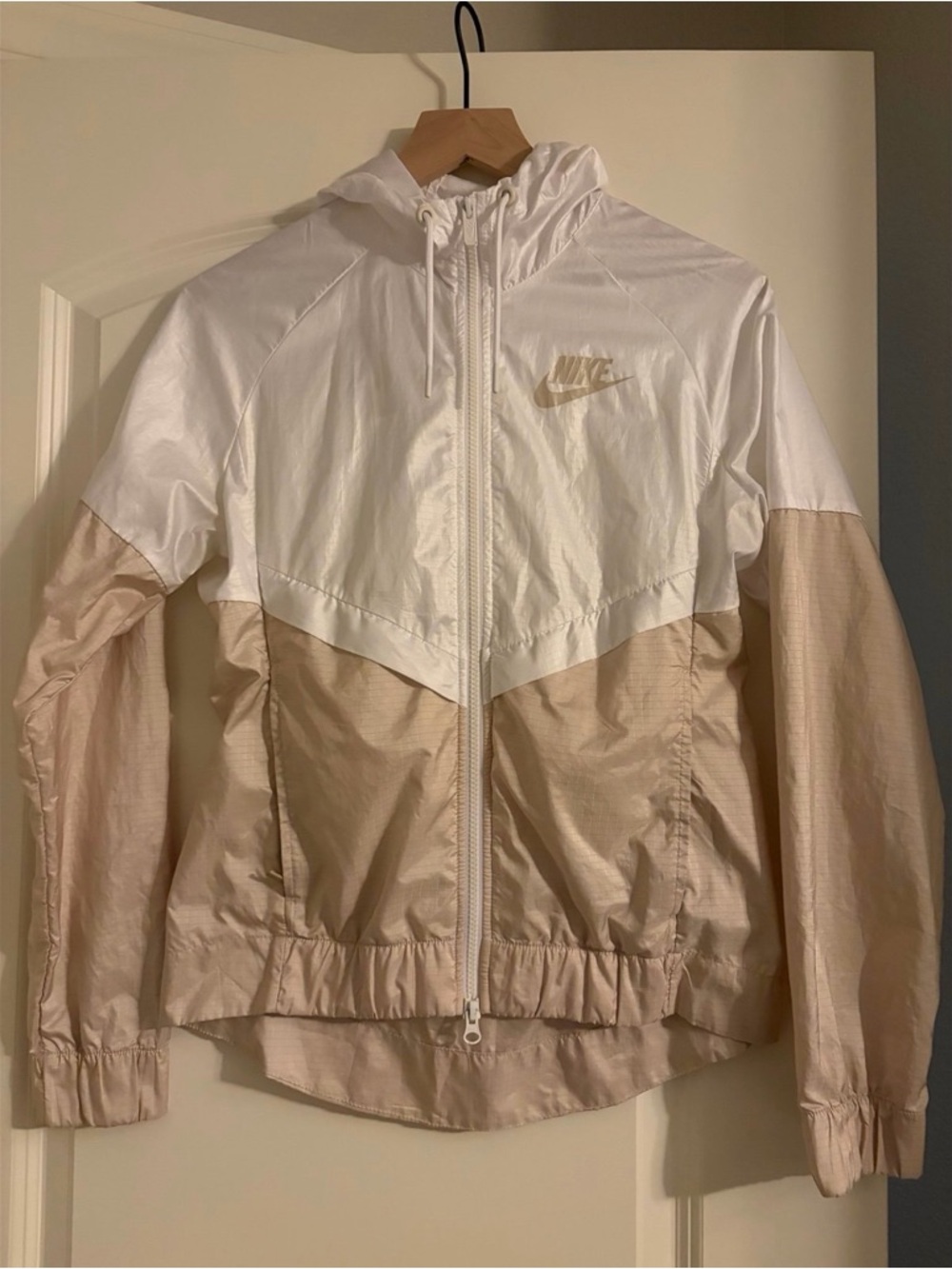 Nike Women's White and Beige Two-Tone Hooded windbreaker